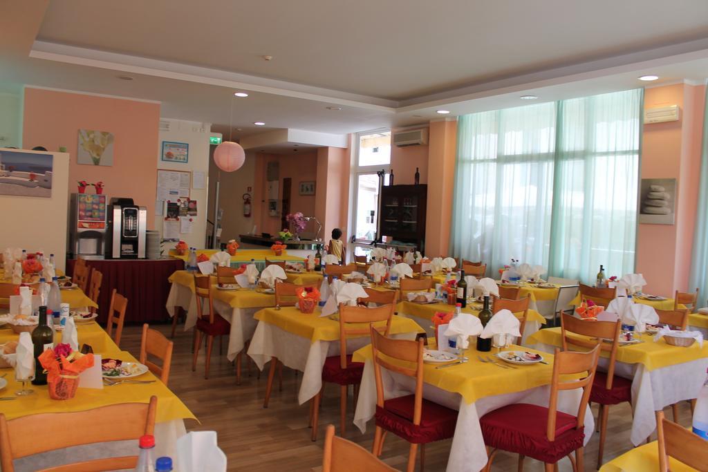 Hotel Madrid Cattolica Esterno foto