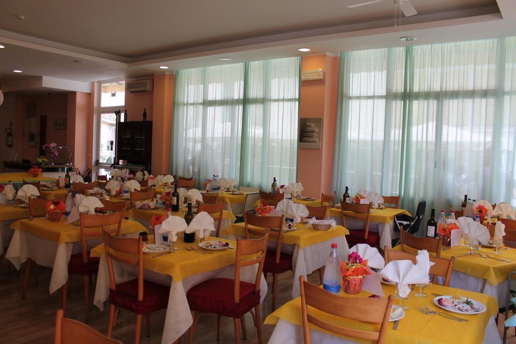 Hotel Madrid Cattolica Esterno foto