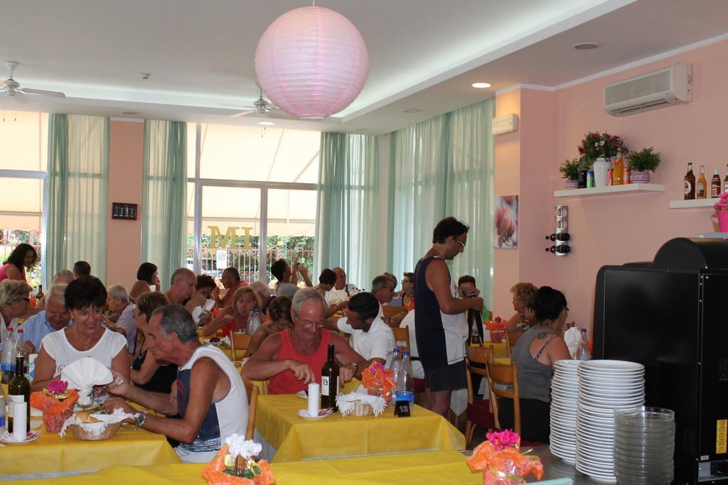 Hotel Madrid Cattolica Esterno foto