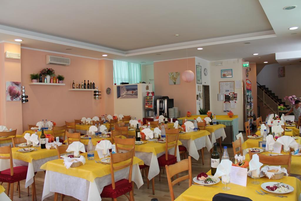 Hotel Madrid Cattolica Esterno foto