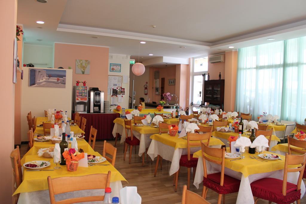 Hotel Madrid Cattolica Esterno foto