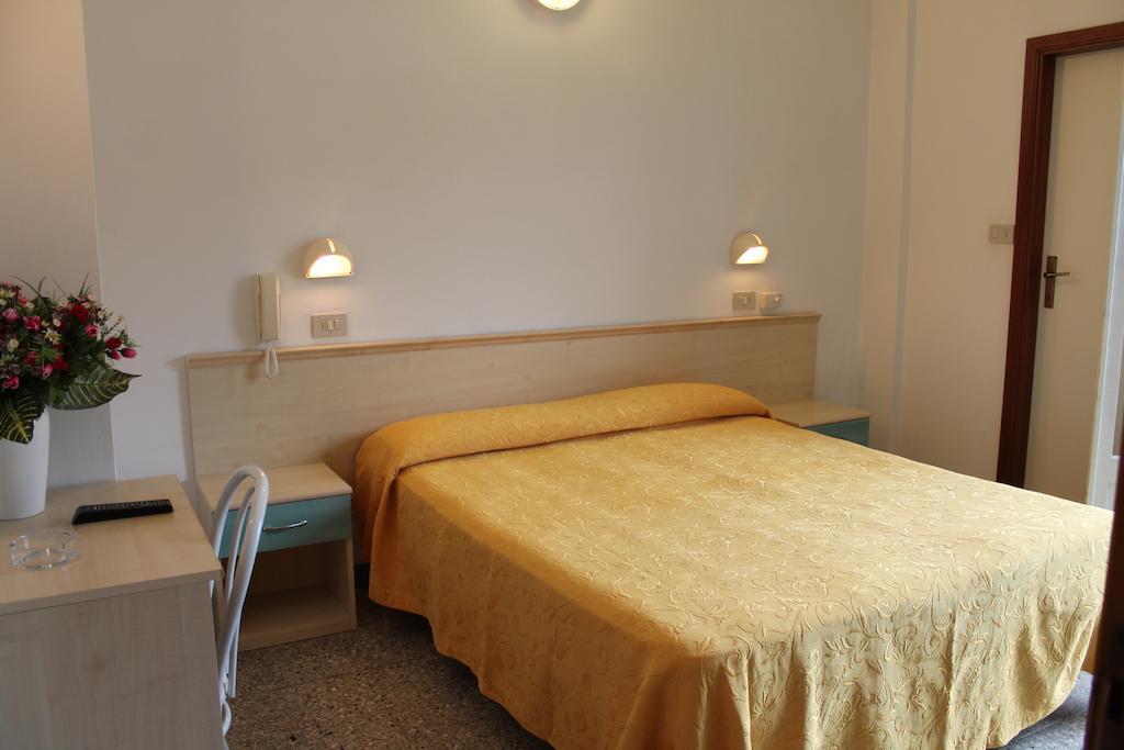 Hotel Madrid Cattolica Camera foto