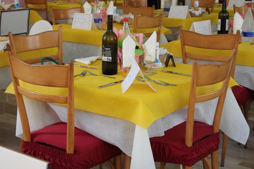 Hotel Madrid Cattolica Esterno foto