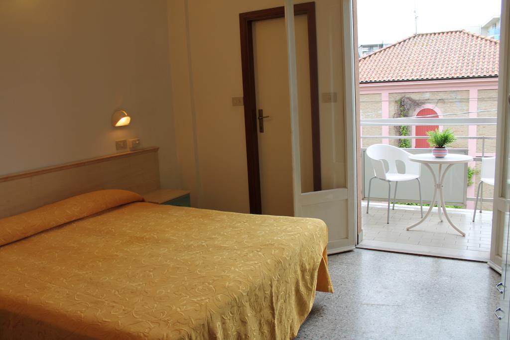 Hotel Madrid Cattolica Camera foto