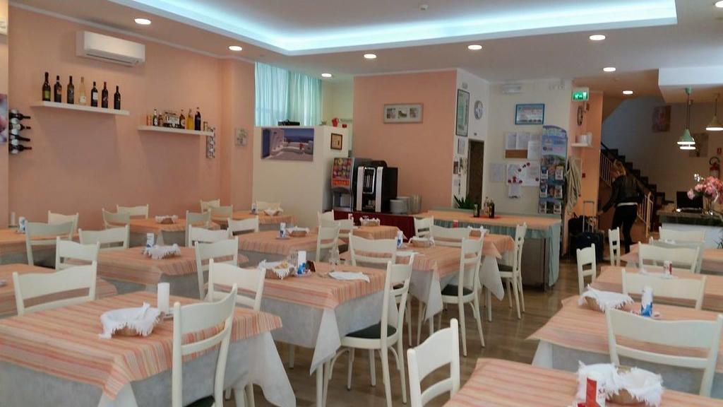 Hotel Madrid Cattolica Esterno foto