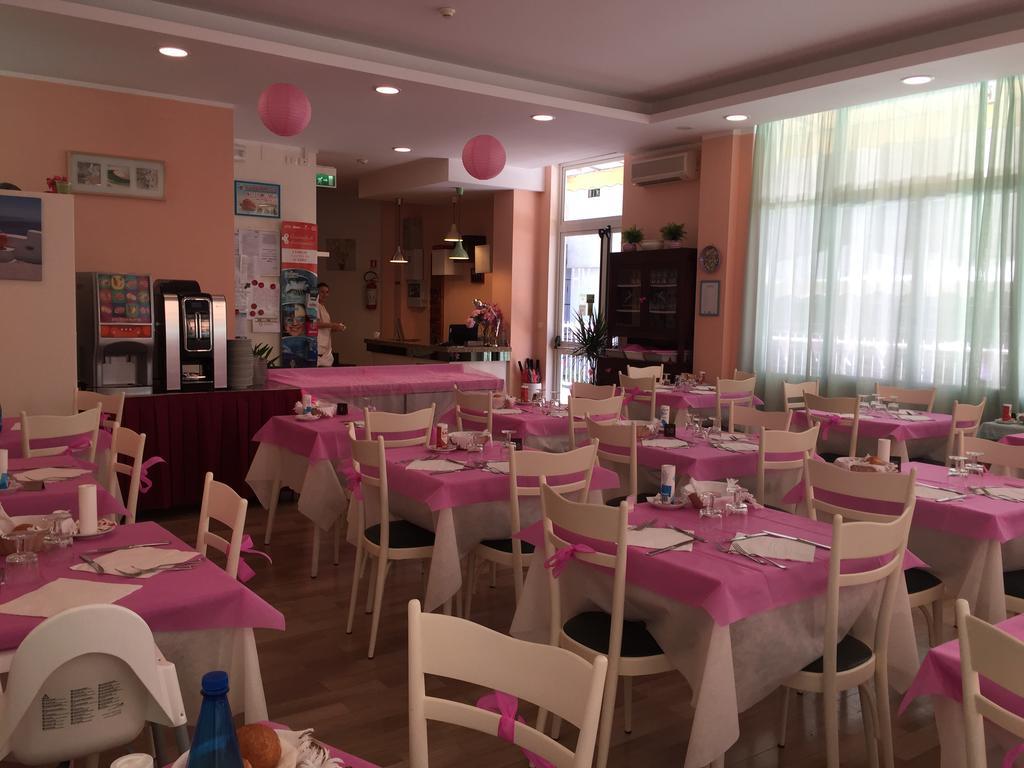 Hotel Madrid Cattolica Esterno foto