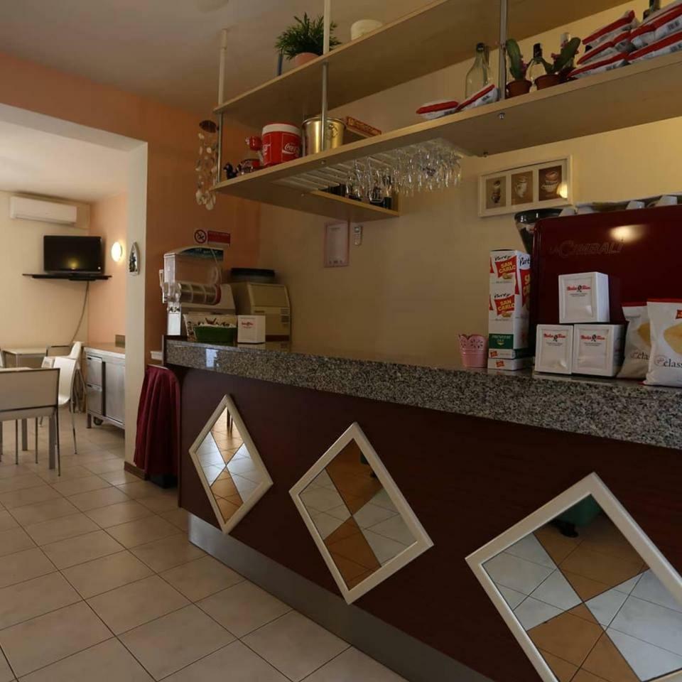 Hotel Madrid Cattolica Esterno foto